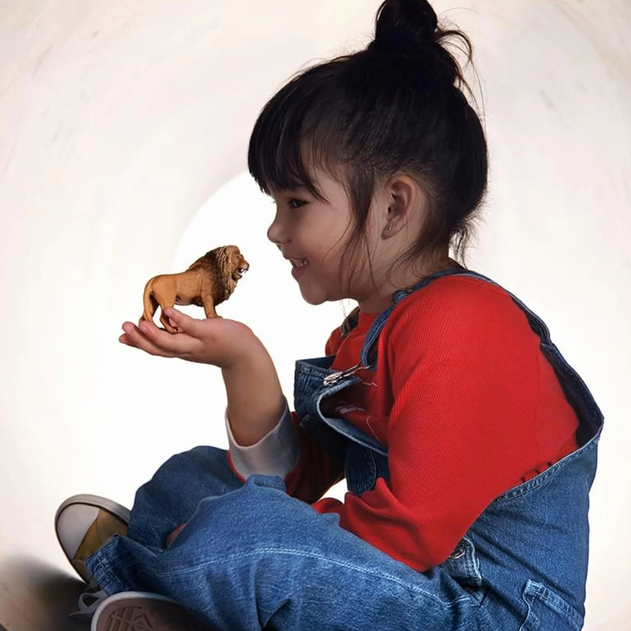 schleich WILD LIFE | Ryczy̨cy lew 14726 | realistyczna figurka zwierzęcia | zabawka zoo | idealny prezent dla dziewczynek i chłopców | dekoracja urodzinowa | figurka od 3 lat | 11 x 5 x 7 cm